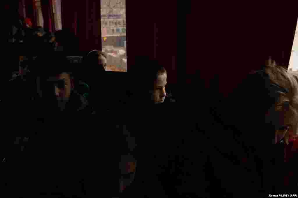 Uz zvukove eksplozija u daljini, djeca u autobusu čekaju na evakuaciju. &quot;Naš zadatak je odvesti djecu na sigurno mjesto na nekoliko mjeseci&quot;, rekao je zvaničnik Hersona, Anton Yefanov. &quot;Osjećamo da je sve opasnije jer je sve više i granatiranja.&quot;