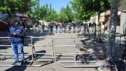 Serbët protestojnë, KFOR-i ruan objektin komunal në Zveçan