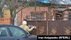 Вулиця Бобровського у селі Посад-Покровське. Місцева жителька повернулася додому. Херсонщина, початок березня 2023 року