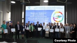 "40 райондон 40 демилгенин" сегиз жеңүүчүсүнө сертификат тапшырууга өкмөт башчынын орун басары Эдил Байсалов катышты. 