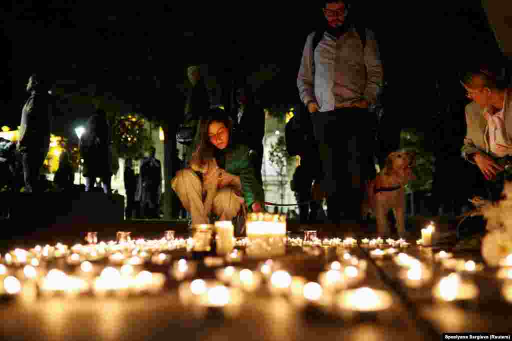 Njerëz duke ndezur qirinj para Monumentit të Shpëtimit të Hebrenjve Bullgarë në Sofje, më 10 tetor.