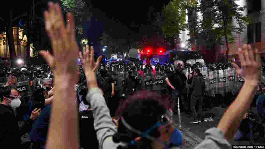 A kormány egyszer már meghátrált a&nbsp;külföldiügynök-törvény kapcsán, amikor&nbsp;tavaly&nbsp;a tömegtüntetések&nbsp;hatására visszavonta a benyújtott törvényjavaslatot