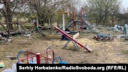 Дитячий майданчик поблизу місця російського ракетного удару по Грозі, 6 жовтня 2023 року