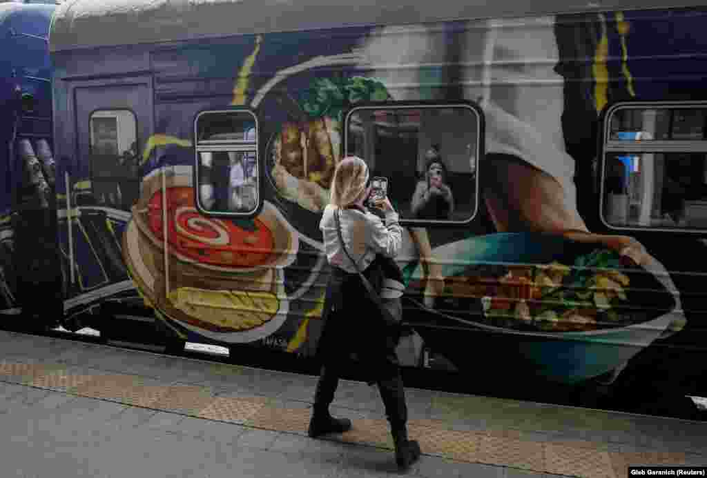 Një tren-kuzhinë, i quajtur Treni Ushqimor dhe i ideuar për të gatuar dhe shpërndarë deri në 70.000 shujta në javë, duke u nisur në udhëtimin e tij të parë nga kryeqyteti ukrainas drejt vijave të frontit, në lindje, më 23 nëntor.