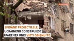 Sfidând proiectilele, ucrainenii construiesc aparența unei vieți obișnuite