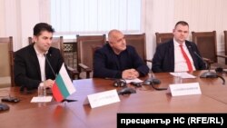 Съпредседателят на ПП-ДБ Кирил Петков, лидерът на ГЕРБ Бойко Борисов и санкционираният от САЩ за корупция председател на парламентарната група на ДПС Делян Пеевски