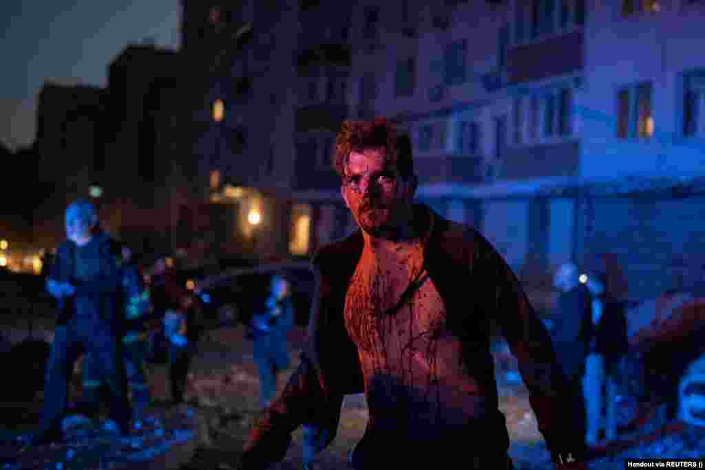 Povrijeđeni muškarac stoji pored stambene zgrade oštećene tokom napada ruskih dronova na Kijev. &quot;Jedna osoba je preminula. Ukupno četiri žrtve su hospitalizovane u distriktu Holosijevski. Zdravstveni radnici su pružili pomoć na licu mjesta&quot;,&nbsp;napisao je Kličko i dodao da je evakuisano 20 osoba.