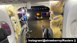 Maske s kisikom vise pored prozora koji nedostaje i dijela bočne stijenke letjelice na letu 1282 Alaska Airlinesa, koji je letio za Ontario u Kaliforniji i pretrpio pad pritiska ubrzo nakon polijetanja, u Portlandu, Oregon, SAD, 5. januara 2024.