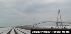 Зрошувальна система біля поля для вирощування моркви поблизу села Березівка. Крим, березень 2024 року