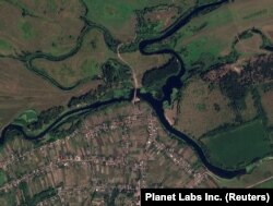 На супутниковому знімку – зруйнований стратегічний міст через річку Сейм у Званному, Курська область, Росія, 18 серпня 2024 року