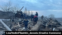 Spasioci raščišćavaju ruševine objekata nakon ruskog granatiranja Pokrovska na istoku Ukrajine, 6. januara 2024.