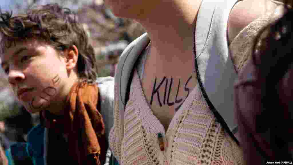 &quot;Boll ma&quot;, &ldquo;Patriarkati vret&rdquo;, &ldquo;Vrasjet ndaj grave janë të paralajmëruara&rdquo; jan vetëm disa nga thirrjet që u dëgjuan në protestën e mbajtur në Ditën Ndërkombëtare të Gruas, 8 Mars, në Prishtinë