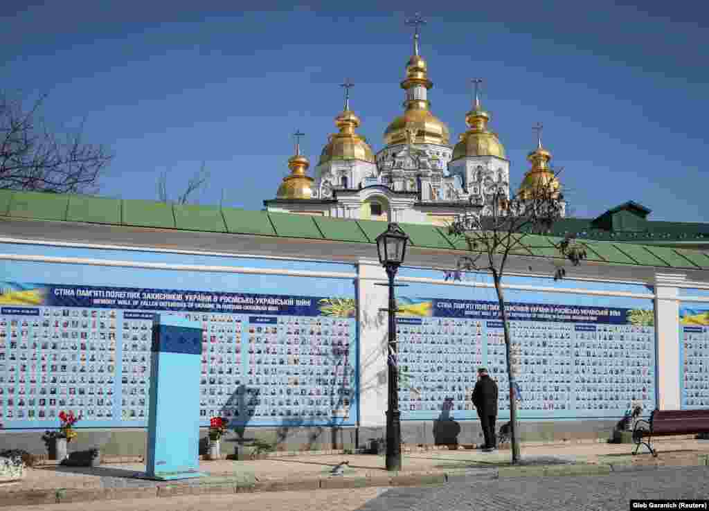 Zlatni tornjevi Katedrale Sv. Mihovila vide se iznad Zida sjećanja.