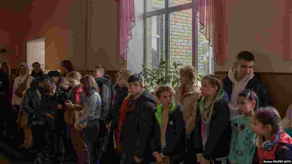 Okupljanje djece pred evakuaciju 30. nopvembra. &nbsp; Nadia Kondratkova, majka dviju kćeri koje će prvi put biti odvojene od nje, od straha se tresla dok su joj oči bile pune suza. &quot;Moraju se odmoriti daleko od eksplozija i sirena&quot;, rekla je Kondratkova, objašnjavajući svoju odluku da ih pošalje negdje na sigurno. &quot;Iscrpljene su&quot;, rekla je. &quot;Više ne mogu spavati i noću vrište&quot;.