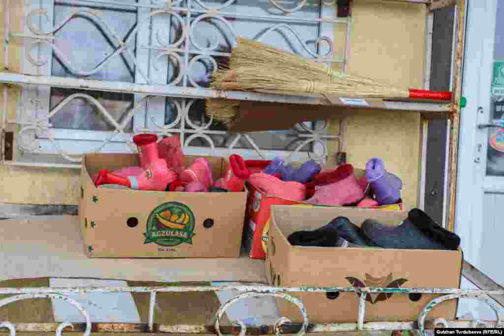 Мурас-Ордо конушундагы дүкөндөрдүн биринде сатылган бут кийимдер. Мындай бут кийимдер бул конуштун жолдоруна ыңгайлуу.