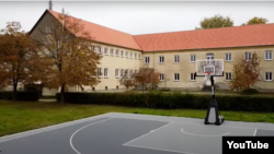 A tatai Jávorka Sándor mezőgazdasági szakképző iskola épülete és kinti kosárpályája