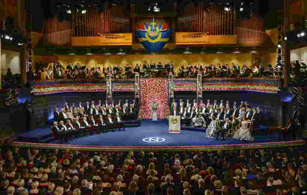 A 2016-os irodalmi, orvosi, kémiai, fizikai és közgazdasági Nobel-díjasok a svéd királlyal és a királyi családdal az átadóünnepségen. A Nobel Alapítvány idén tíz százalékkal, tizenegymillió koronára (nagyjából egymillió dollárra) emelte a díjjal járó összeget. A pénz mellett a győztesek 18 karátos aranyérmet és oklevelet is kapnak, amikor a decemberi díjátadó ünnepségen átveszik díjat