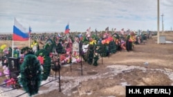 "Аллея героев" на кладбище у российского военного городка Борзя 
