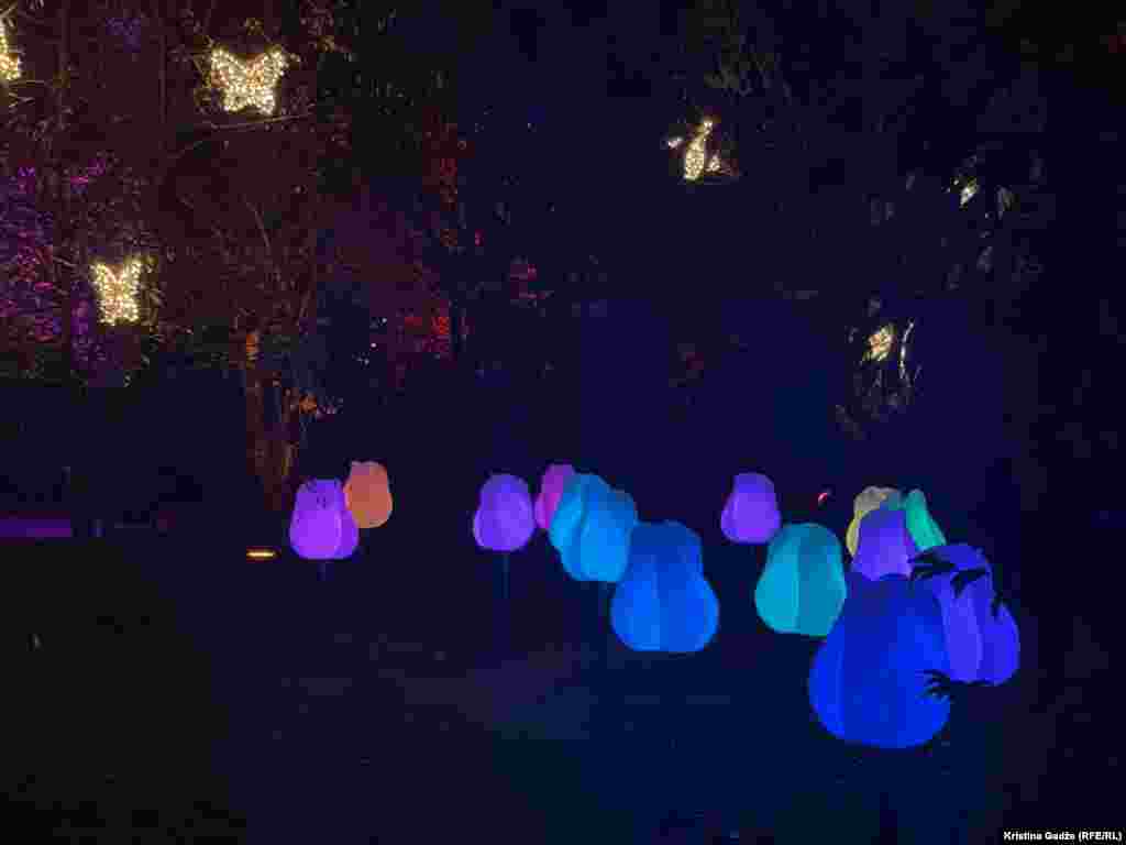 Osim leptira, u svijetlećoj postavci je i skulptura tulipana.