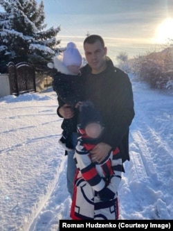 Роман Гудзенко разом з доньками