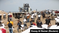 Палестинците во Газа носат вреќи со брашно добиени како дел од хуманитарната помош, 19 февруари 2024 година (Фото-архива).
