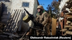 Ukrajinski vojnik ispaljuje granatu, dok se nastavlja ruski napad na ukrajinski grad Bahmut, u oblasti Donjecka (3. mart 2023. godine)