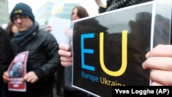 Учасники акції у столиці Бельгії біля будівлі Європейської ради у час Революції гідності в Україні. Брюссель, 20 лютого 2014 року 