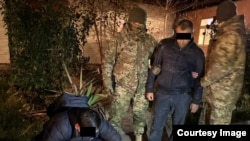 Талантбек Мамытов кармалган учур. Сүрөт УКМКга таандык.