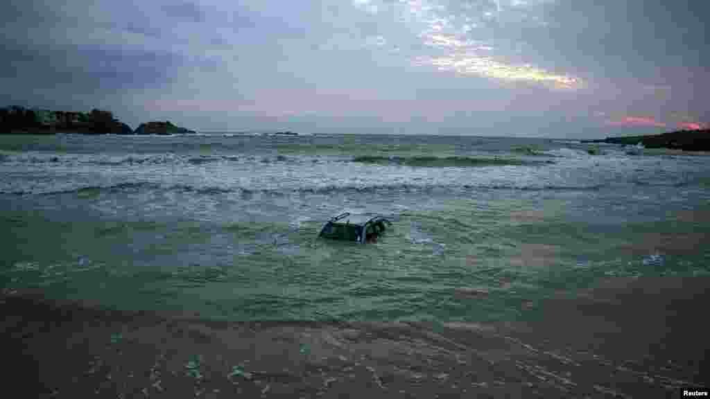 Një makinë duke notuar në det pas përmbytjeve të rënda në Tsarevo, në bregun e Detit të Zi, Bullgari, 6 shtator 2023.