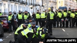 პოლიცია აპატიმრებს პალესტინელთა მომხრეების მსვლელობის მოწინააღმდეგე ჯგუფის ერთ-ერთ წევრს. 11 ნოემბერი, 2023 წელი