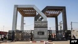 Посол України в Ізраїлі Євген Корнійчук в ефірі телемарафону уточнив, що в ніч на 11 листопада через пункт пропуску Рафах кордон із Сектору Гази до Єгипту перейшли 11 громадян України і дев’ять громадян Молдови