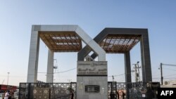 Евакуація із Сектора Гази відбувається через пункт пропуску «Рафах» на кордоні з Єгиптом (на фото)