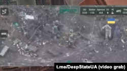 Розвідувальний дрон зафіксував, як з бліндажа, склавши руки за головою, виходить перший український військовополонений