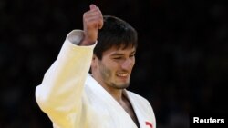 Сомон Маҳмадбеков яке аз 13 узви дастаи мунтахаби Тоҷикистон