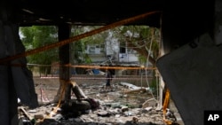 Pamje të rrënojave nga një raketë e shkrepur nga Rripi i Gazës në qytetin e Izraelit, Ashkelon, 9 tetor 2023.