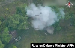 Кадр з відео Міністерства оборони Росії, опублікованого 8 серпня 2024 року, який нібито показує атаку російського безпілотника на українську бронетехніку поруч із Суджею. Курська область РФ