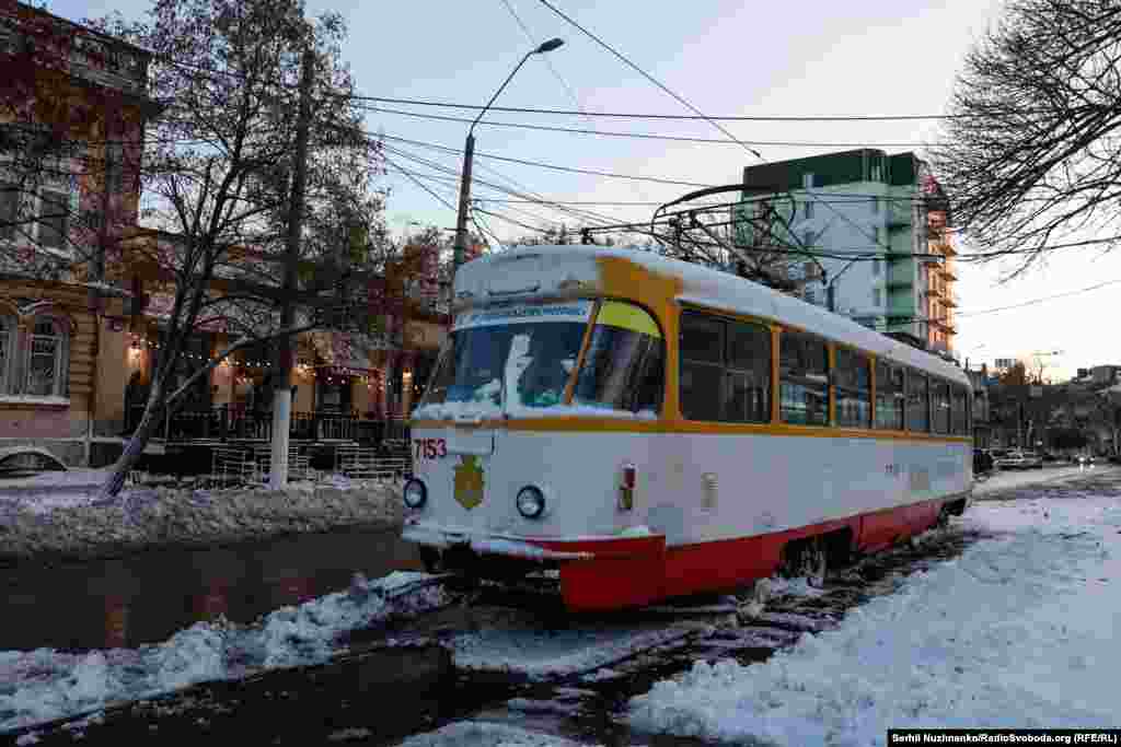 Через пошкодження електромереж призупинено рух більшості тролейбусів і трамваїв. За даними Міненерго, на Одещині 313 населених пунктів&nbsp;знеструмлені через негоду