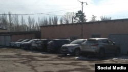 ИИМ камакка алган машинелер. Адвокат Алия Турумбекова берген сүрөт