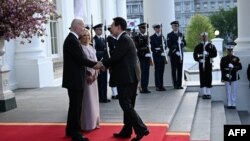 Presidenti amerikan, Joe Biden, mirëpret në Shtëpinë e Bardhë homologun e tij jugkorean, Yoon Suk. 26 prill 2023