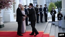 Președintele SUA, Joe Biden și soția sa, Jill, îl întâmpină pe liderul sud-corean, Yoon Suk Yeol (a fost secondat de soție) pe treptele Casei Albe. Semnarea acordului nuclear între cele două state a fost urmată de un dineu de stat. Washington, 26 aprilie 2023. 