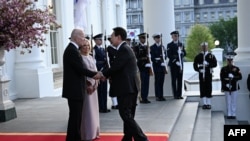 Американскиот претседател Џо Бајден и првата дама на САД Џил Бајден ги поздравуваат јужнокорејскиот претседател Јун Сук Јеол и неговата сопруга Ким Кеон Хи додека пристигнуваат на државна вечера во Белата куќа во Вашингтон, на 26 април 2023 година.