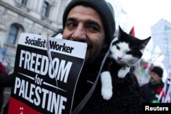 Učesnik marša solidarnosti sa Palestincima, London, 9. decembra 2023.