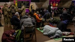 Ljudi unutar stanice metroa tokom uzbune o vazdušnom napadu u Kijevu 8. januara 2023.