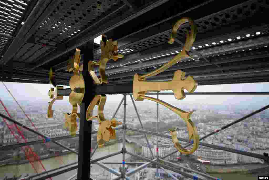 Një pjesë e kryqit në majë të katedrales Notre Dame de Paris.