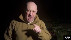 Кадър от видеозапис, публикуван на 5 май в акаунта в Telegram на пресслужбата на Concord – компанията на Евгений Пригожин. В него той се обръща към командването на руската армия, стоящ пред тела, за които твърди, че са на убити бойци от "Вагнер"