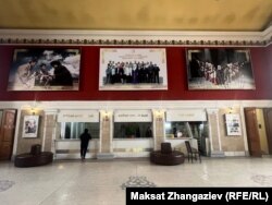 Театрдын фойеси.