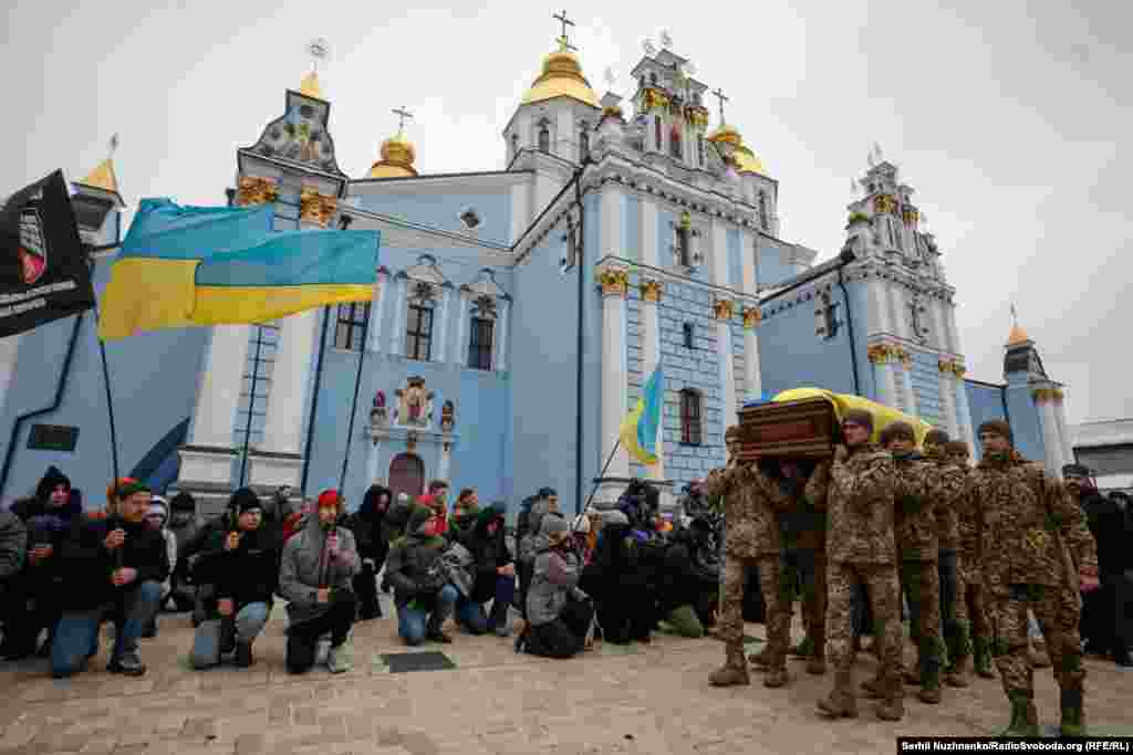 Під час прощання зазвучали звуки сирен повітряної тривоги. Повідомлялося, що російські війська підняли в небо МіГ-31К &ndash; цей літак є потенційним носієм гіперзвукової ракети типу &laquo;Кинджал&raquo;