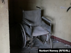 Clădirea încă mai adăpostește rămășițe a ceea ce se găsea în interior pe vremea când aici trăiau copiii cu deficiențe.