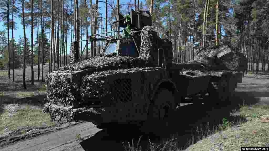 A 45. tüzérdandár ukrán katonái egy svéd gyártmányú Archer&nbsp;automatizált&nbsp;ágyúval a Donyecki területen 2024. május 7-én.&nbsp;A svéd kormány egy évvel ezelőtt jelentette be, hogy nyolc Archer tüzérségi rendszert küld az ukrán hadseregnek, amelyeket tavaly év végén le is szállítottak