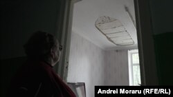 Camera în care s-a desprins o porțiune a tavanului.